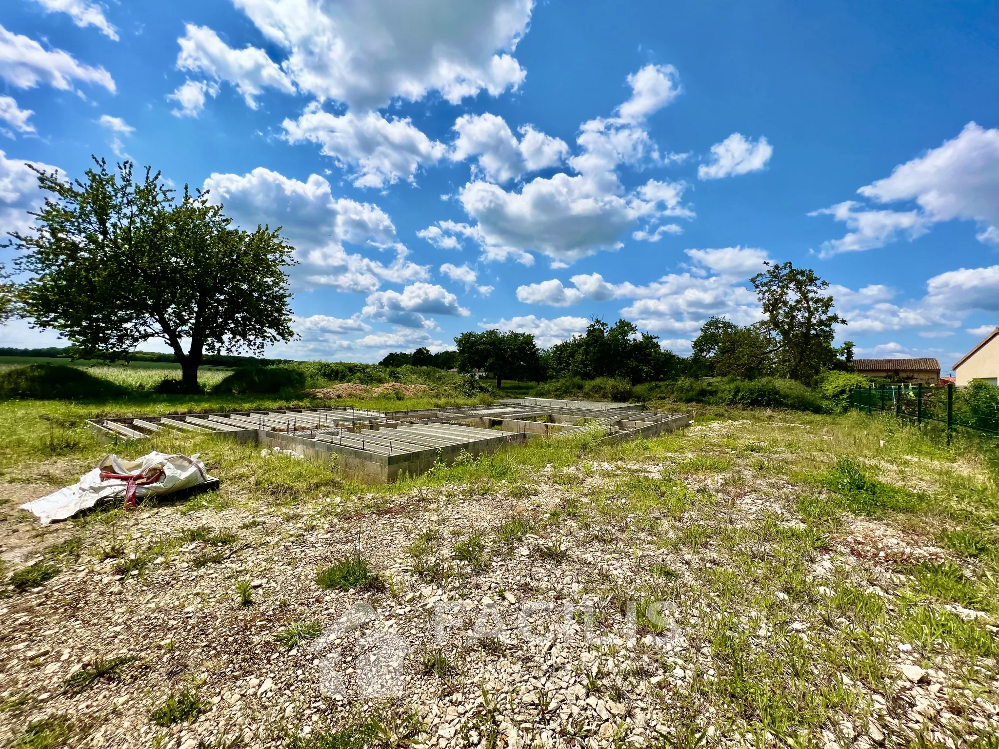 Terrain constructible viabilisé - 1 791 m2 - hors lotissement 