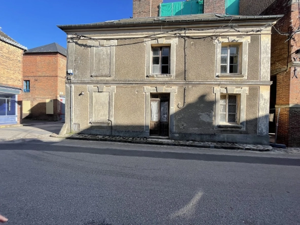 Ancien local commercial dans bourg tous commerces