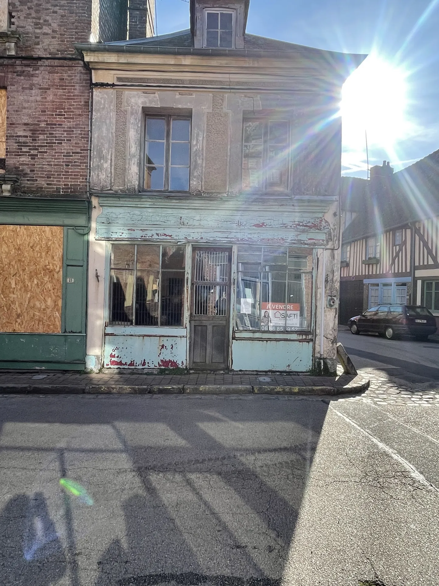 Ancien local commercial dans bourg tous commerces 