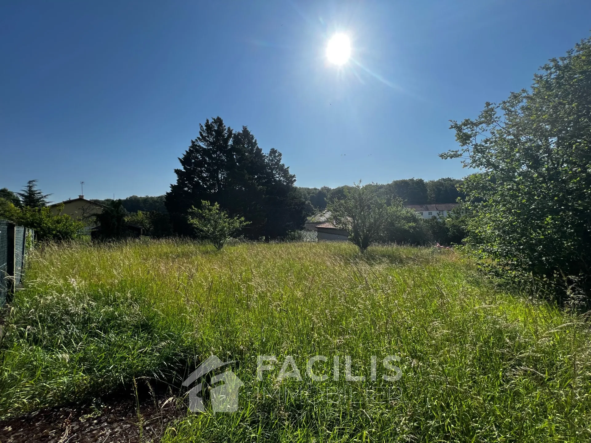 Terrain constructible à vendre - Croutelle - 897 m2 