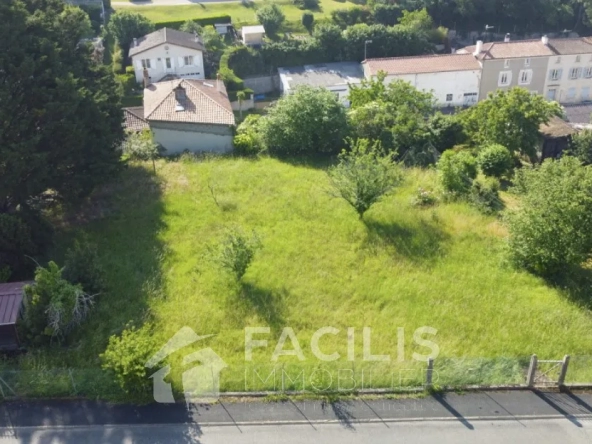 Terrain constructible à vendre - Croutelle - 897 m2