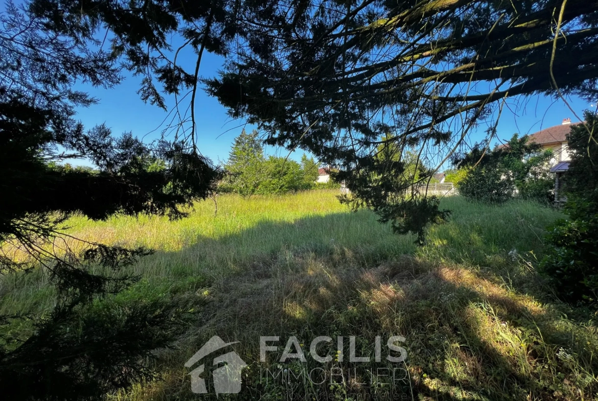 Terrain constructible à vendre - Croutelle - 897 m2 