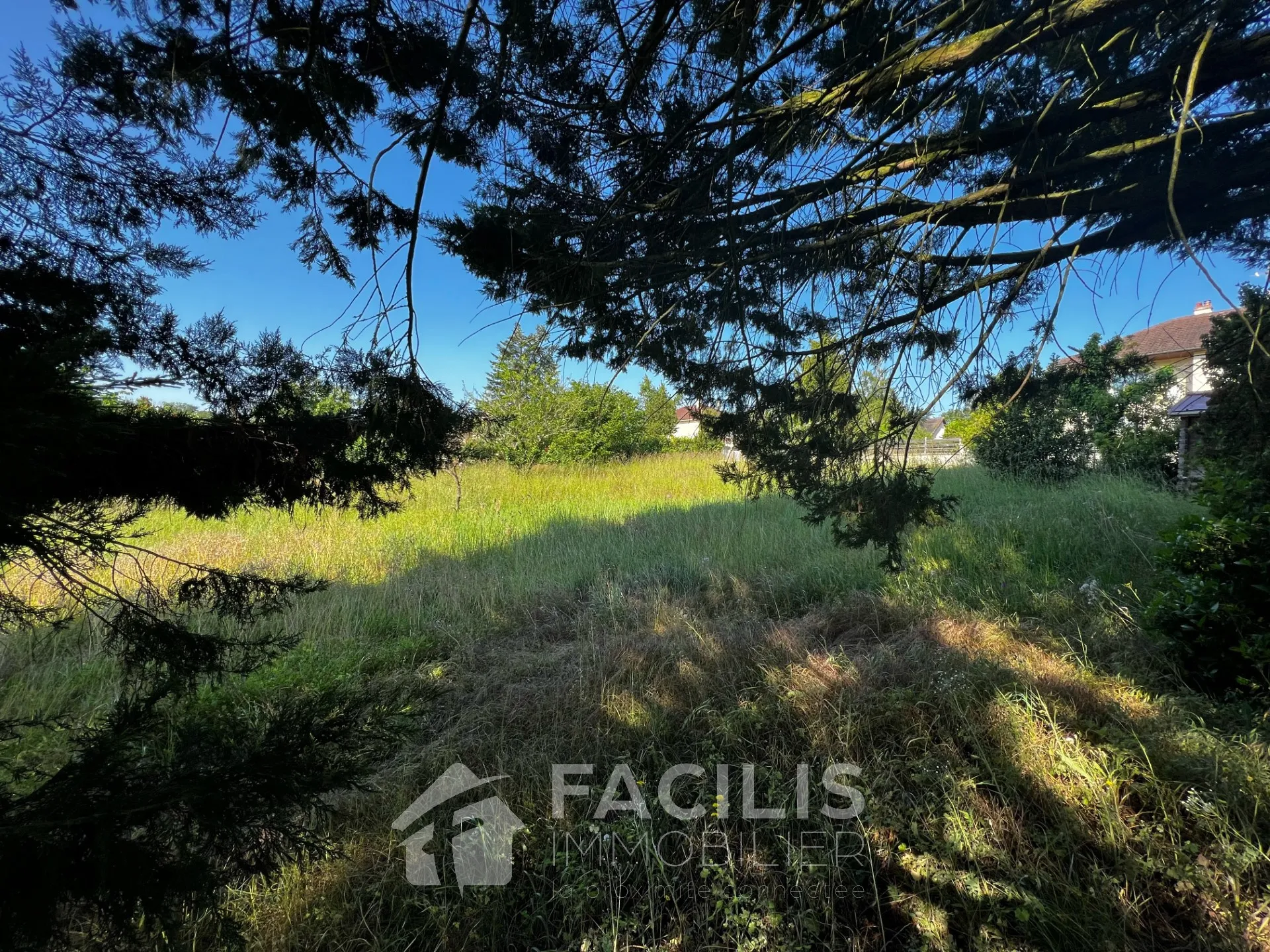 Terrain constructible à vendre - Croutelle - 897 m2 