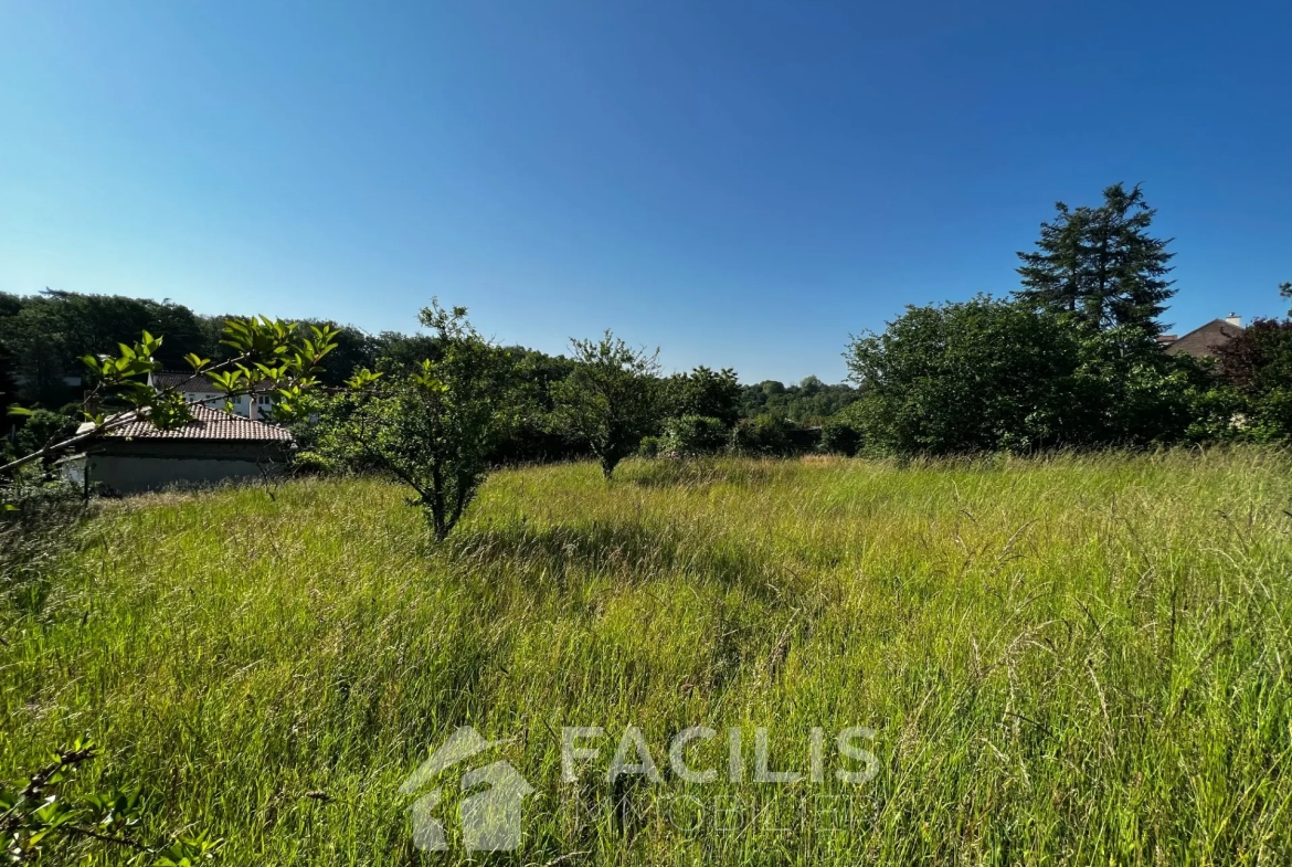 Terrain constructible à vendre - Croutelle - 897 m2 