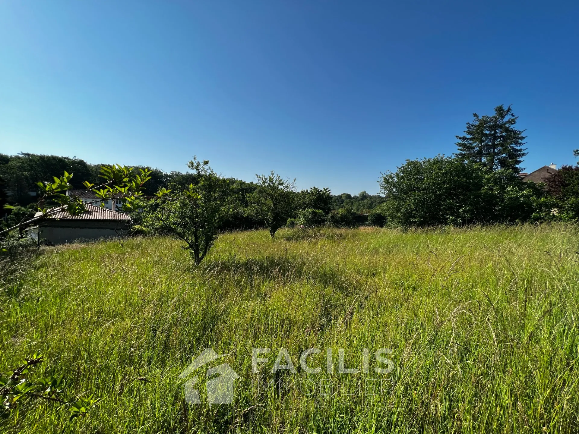 Terrain constructible à vendre - Croutelle - 897 m2 