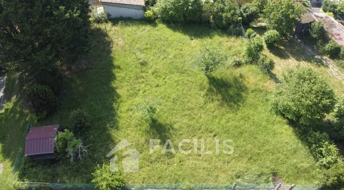 Terrain constructible à vendre - Croutelle - 897 m2 