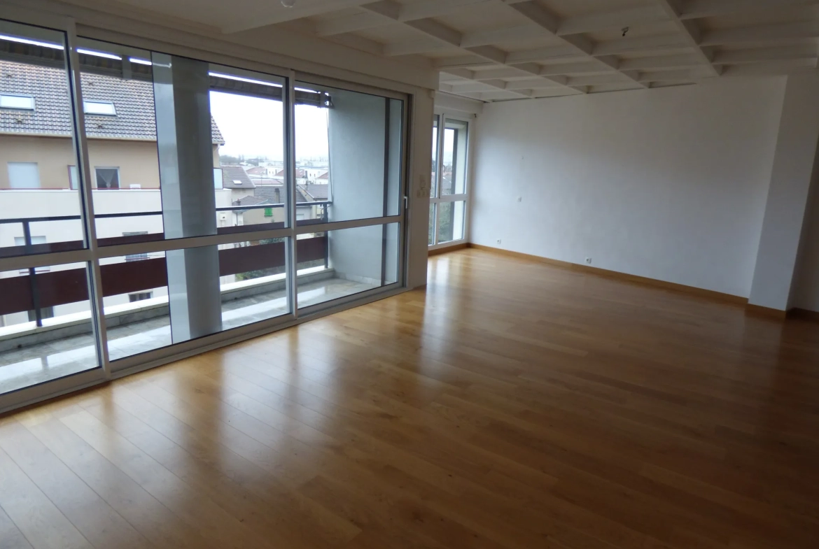 Essey-les-Nancy : Bel appartement T5 avec terrasse et garage 