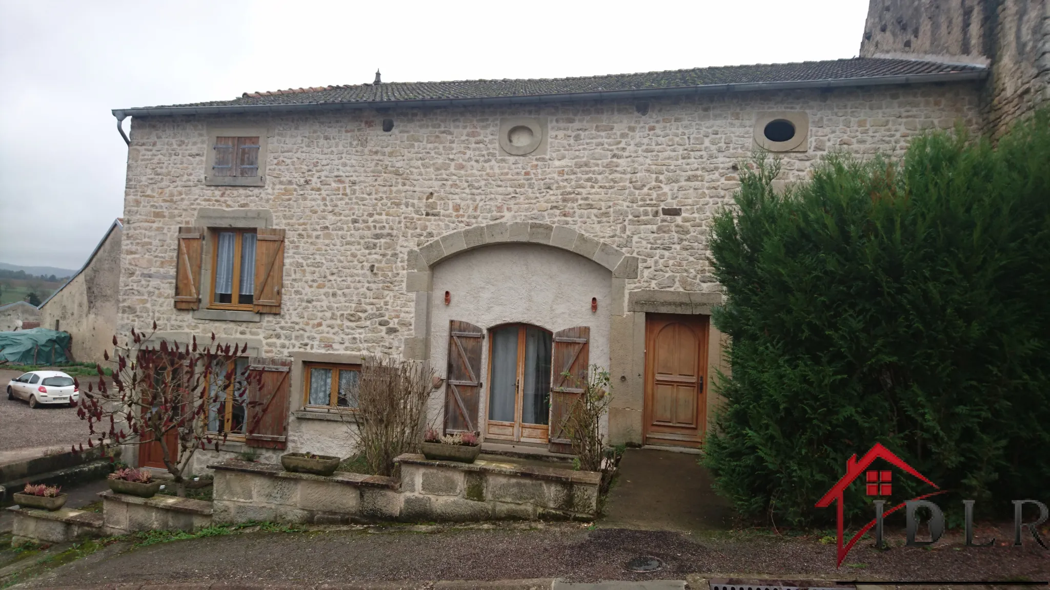 Maison de village F6 avec maison à rénover sur un terrain de 718m2 à Villars st marcellin 