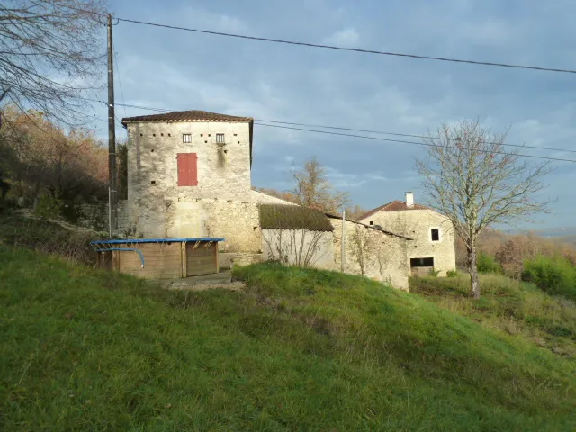 Maison avec grange sur un terrain d'un hectare à Montayral 