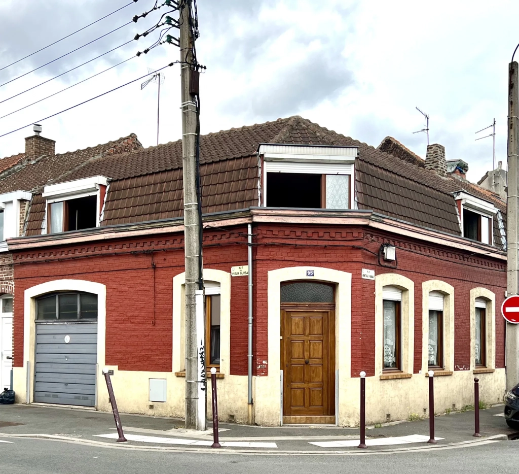 Maison Semi-Flamande avec Extérieur et Garage à Wattrelos