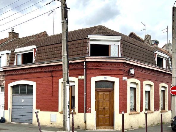 Maison Semi-Flamande avec Extérieur et Garage à Wattrelos