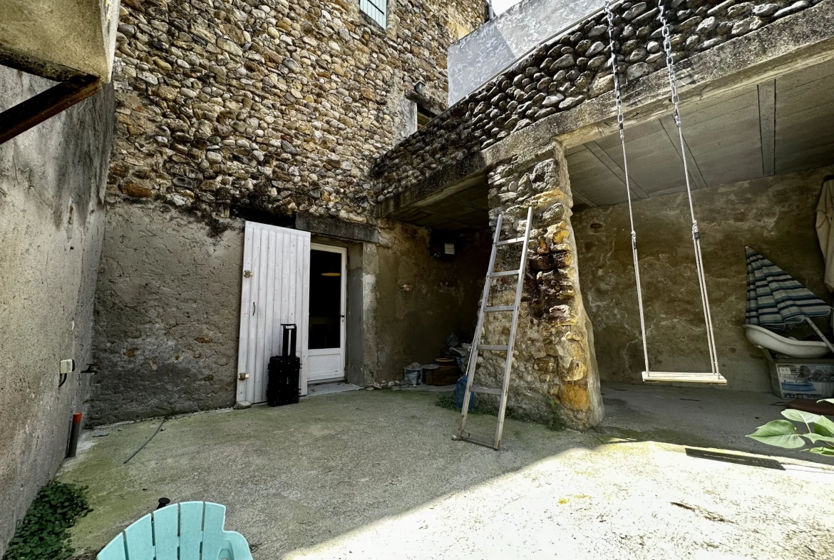 Maison de village 120 m2 avec terrasses et cave à St roman de malegarde 