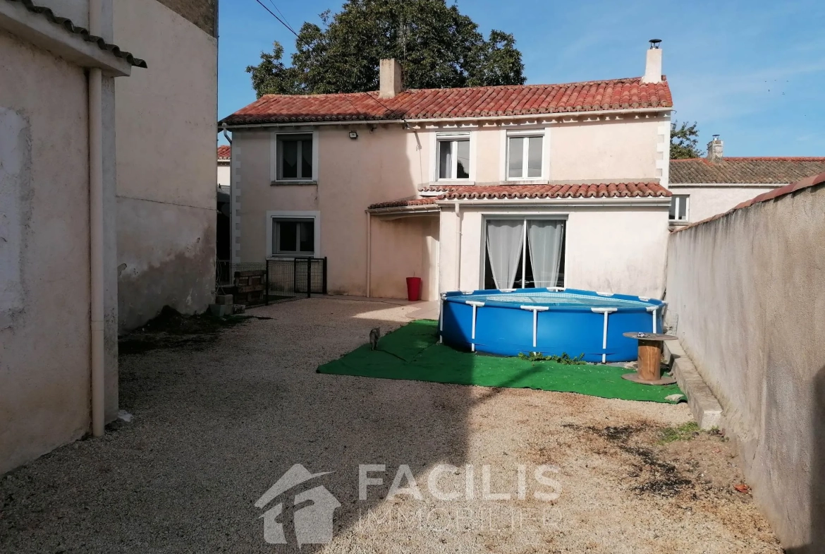 Maison de village en pierres à Maillé (86190) 