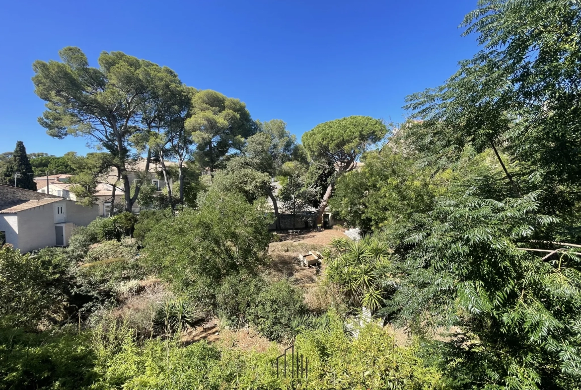 Appartement à Cournonsec - Trois pièces avec terrasse et parking 