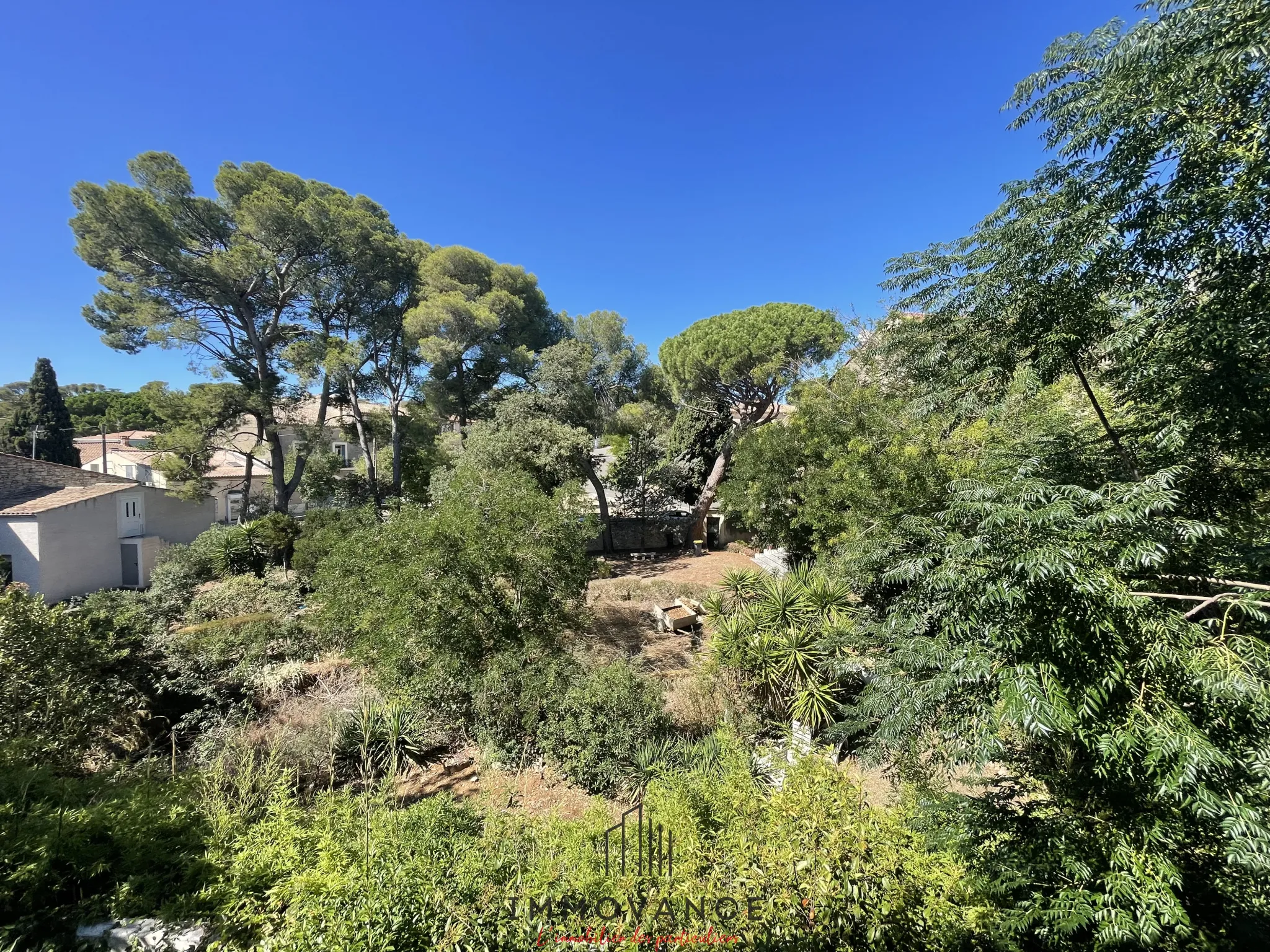 Appartement à Cournonsec - Trois pièces avec terrasse et parking 