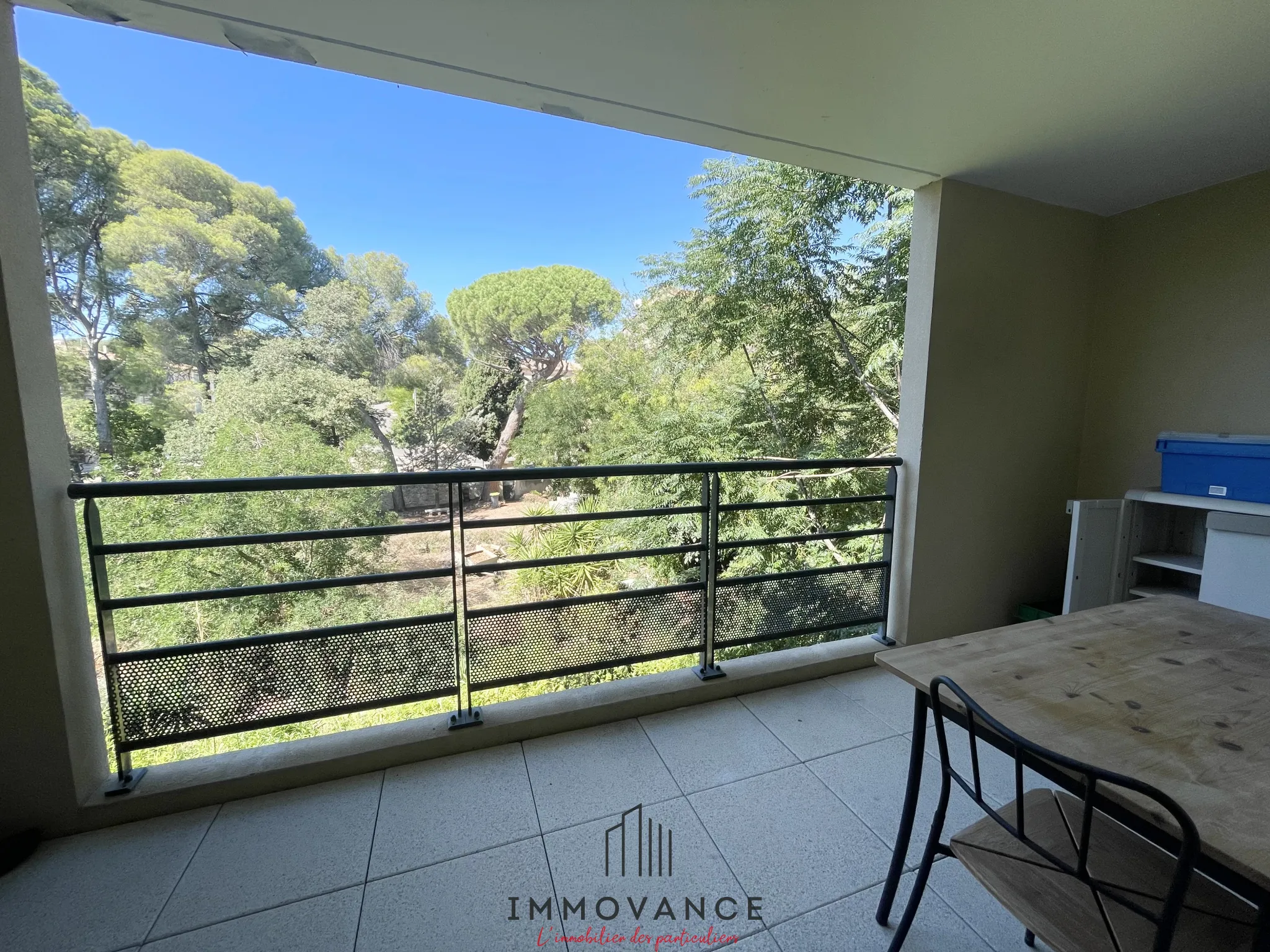 Appartement à Cournonsec - Trois pièces avec terrasse et parking 