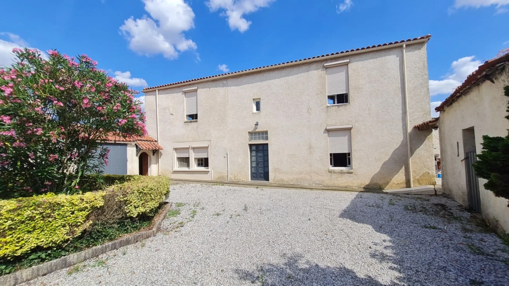 Maison Familiale à Sainte-Hermine avec Potentiel d'Agrandissement