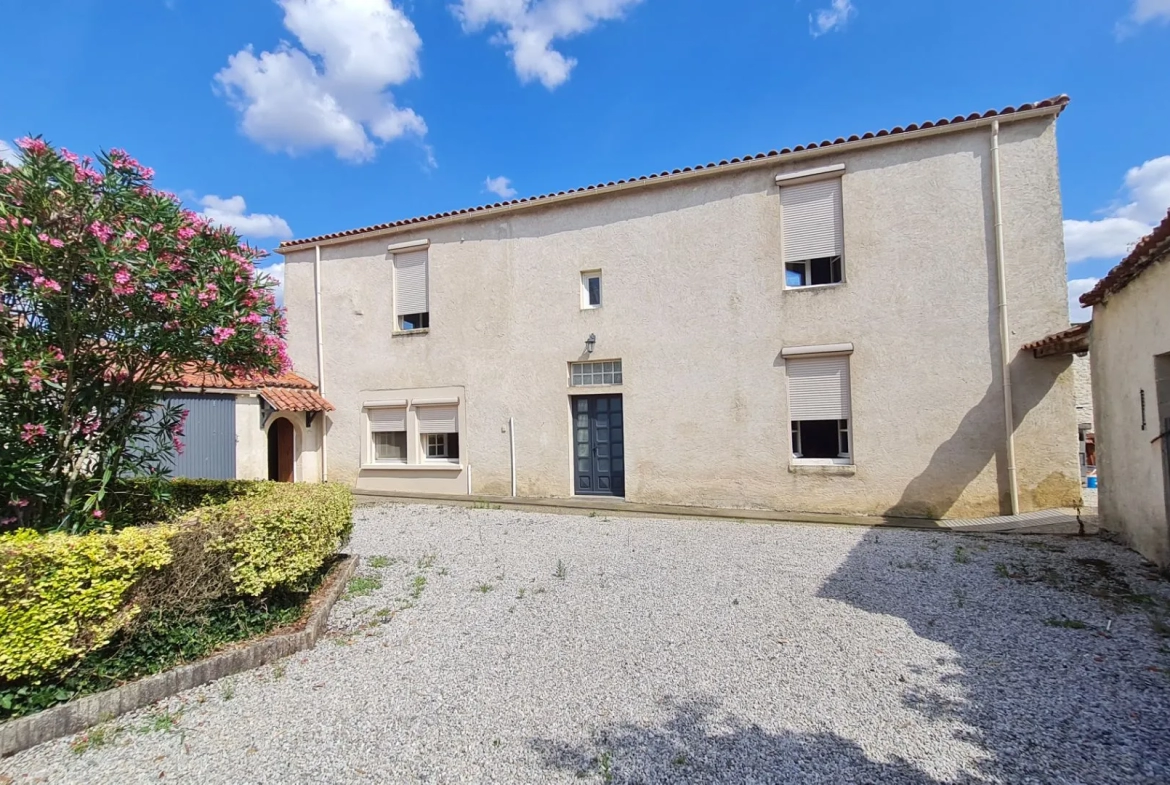 Maison Familiale à Sainte-Hermine avec Potentiel d'Agrandissement 