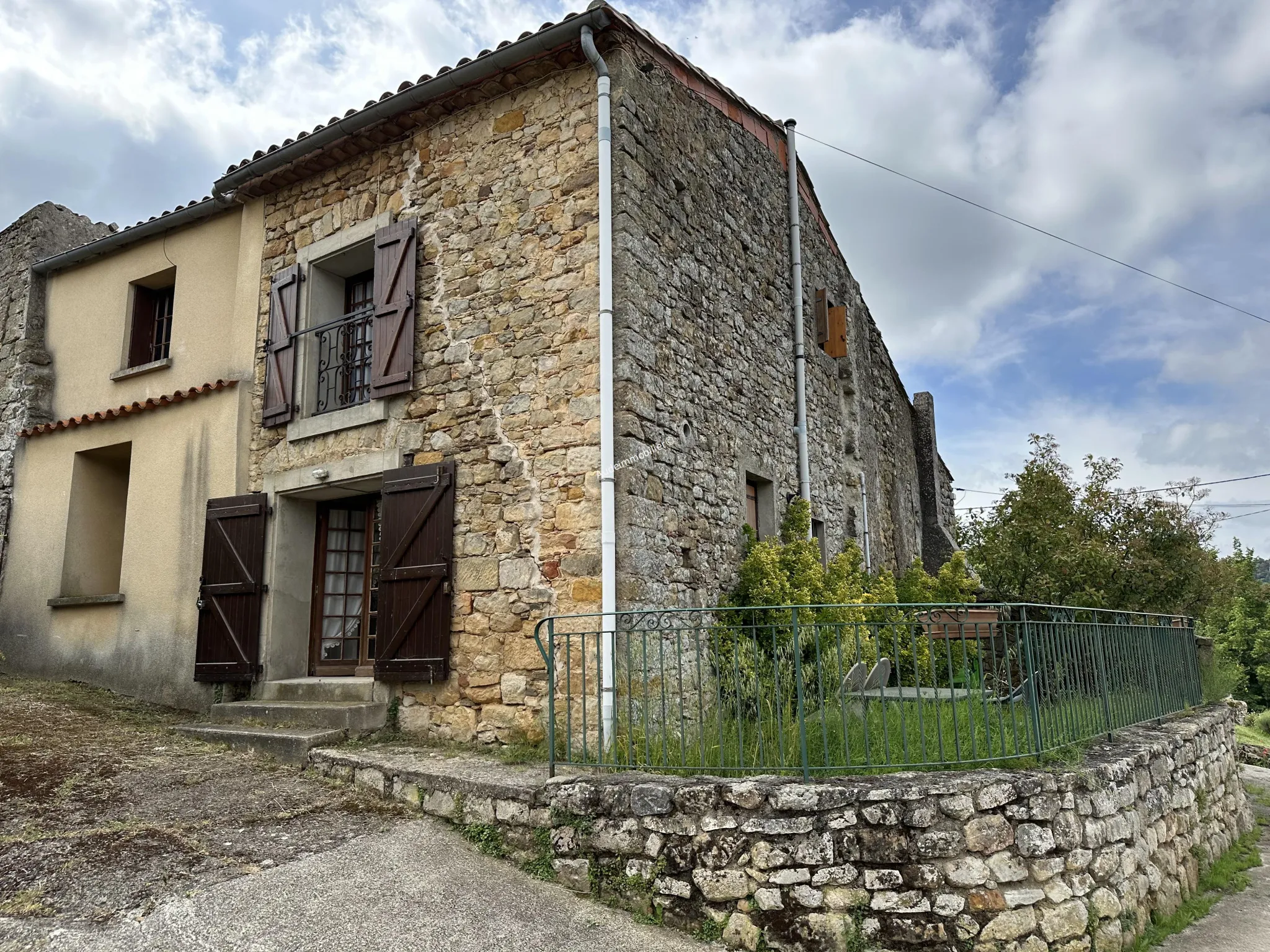 Ensemble immobilier à Alet les bains avec piscine et jardin 