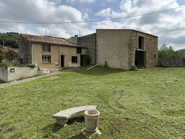 Ensemble immobilier à Alet les bains avec piscine et jardin