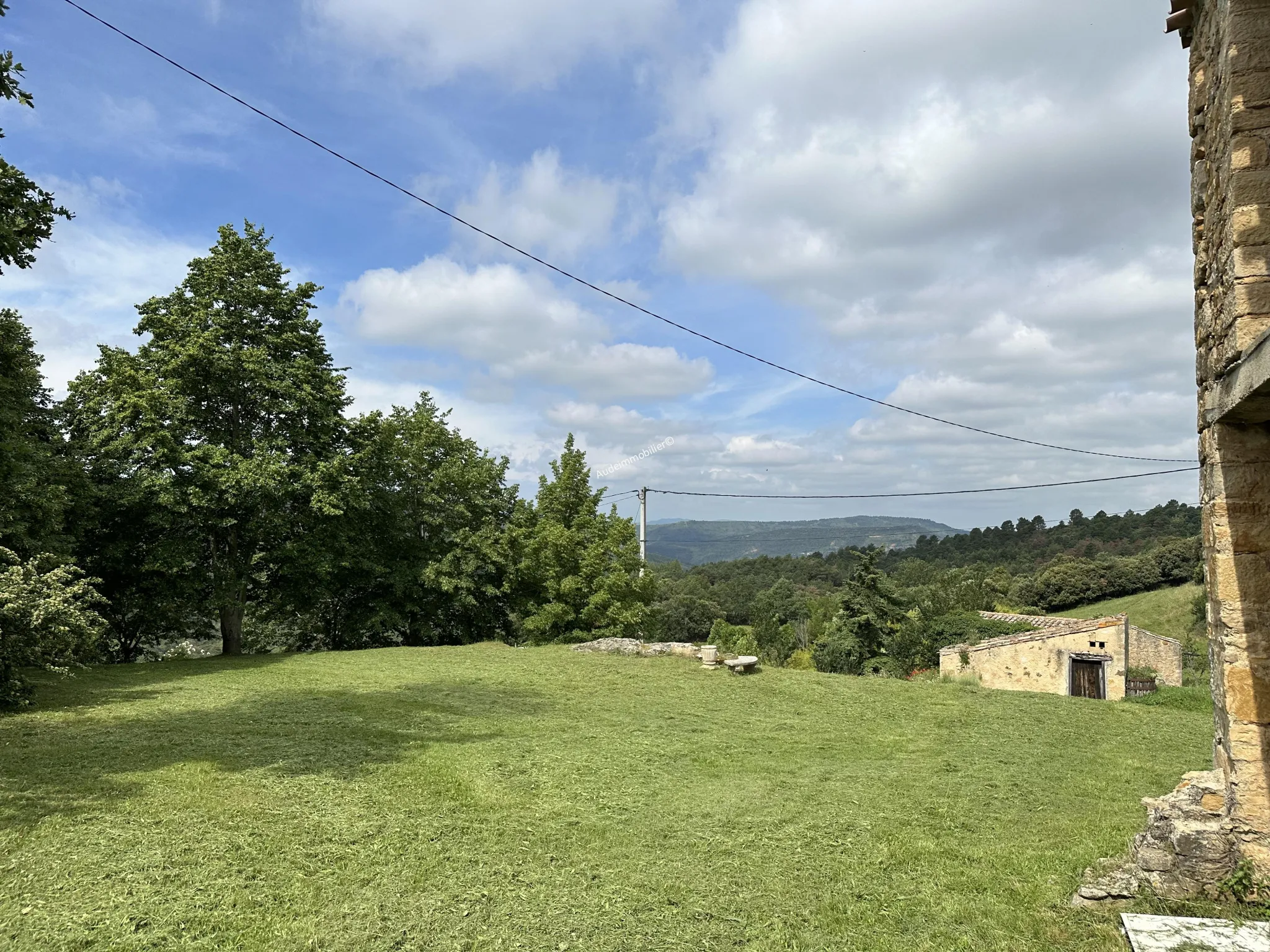 Ensemble immobilier à Alet les bains avec piscine et jardin 