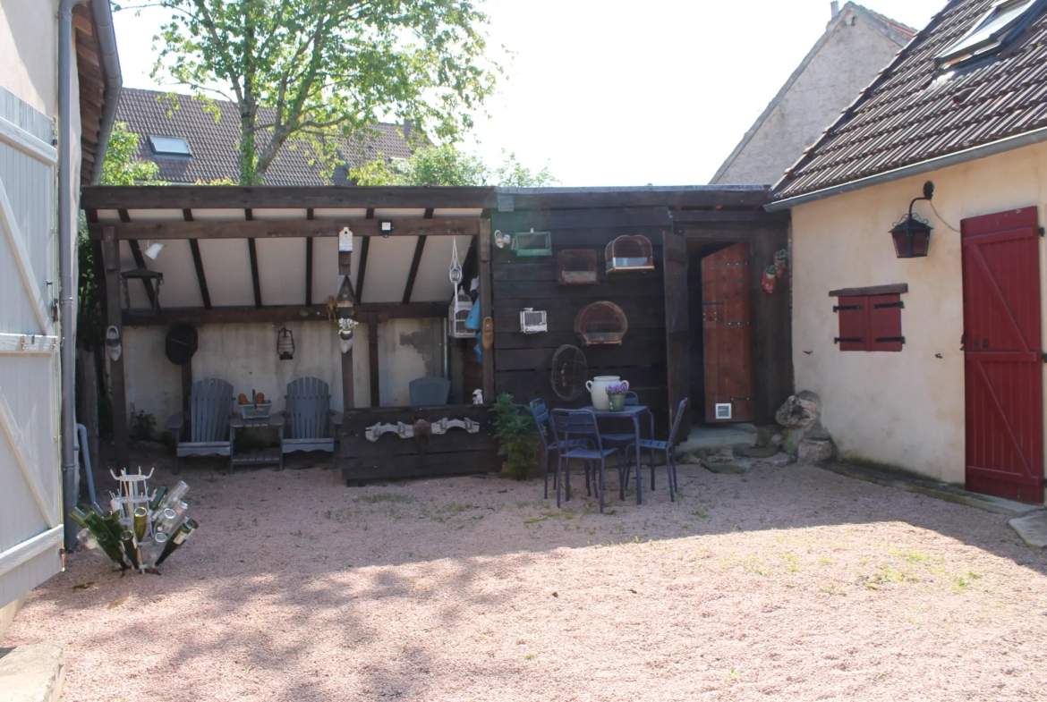 Maison de campagne avec gîte et grande grange sur +/- 3200 m2 de terrain à Echassieres 