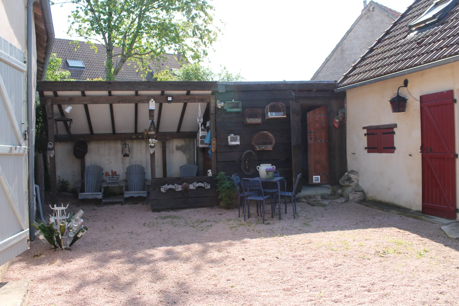 Maison de campagne avec gîte et grande grange sur +/- 3200 m2 de terrain à Echassieres 