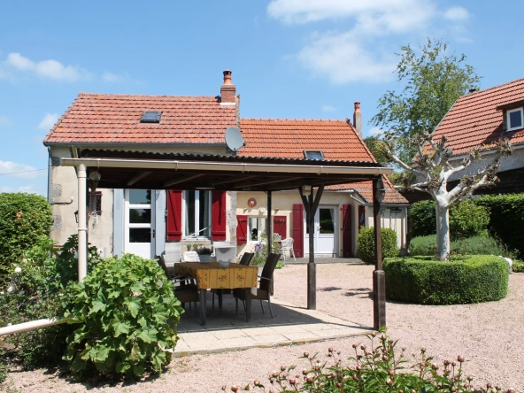 Maison de campagne avec gîte et grande grange sur +/- 3200 m2 de terrain à Echassieres