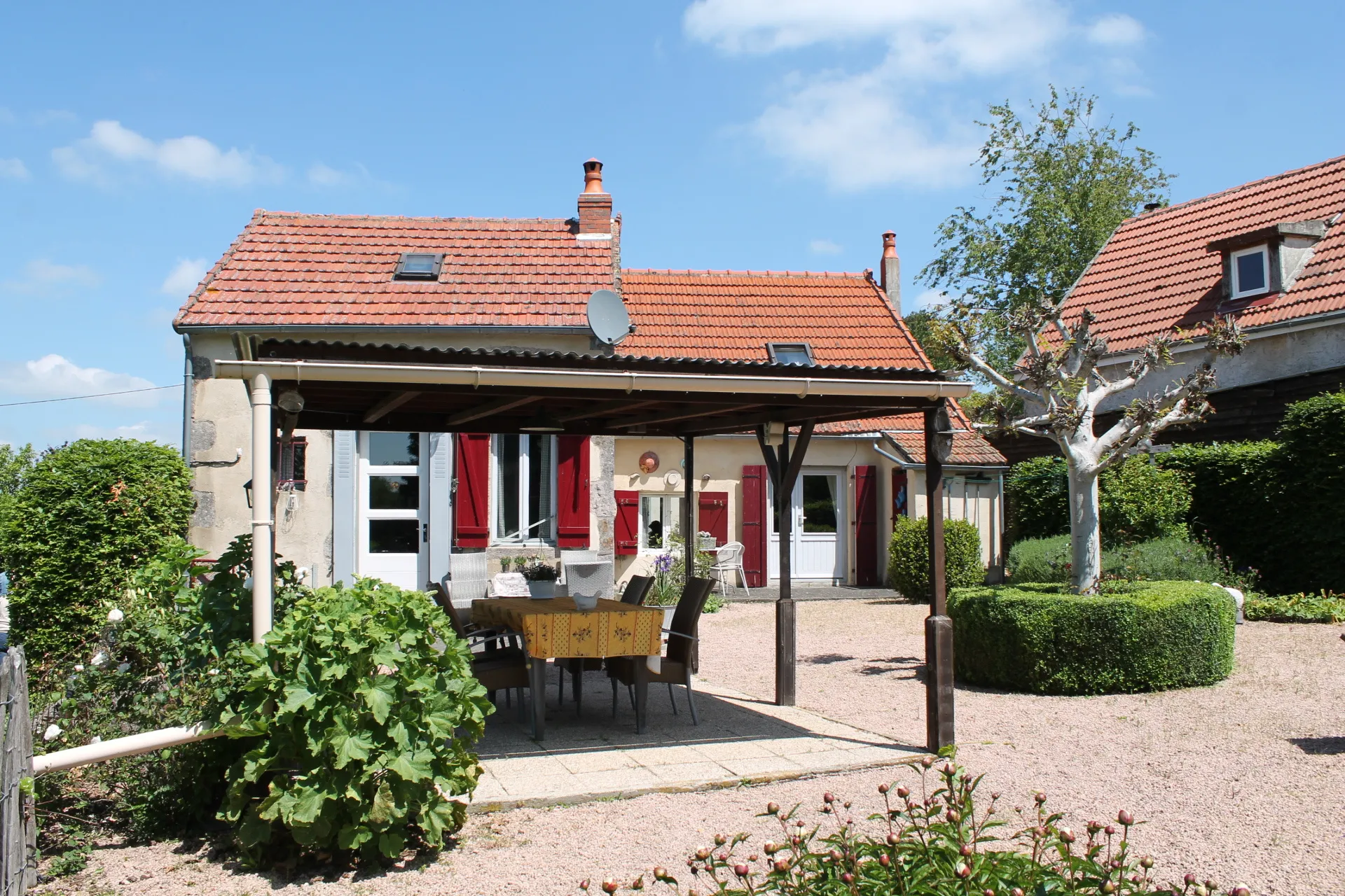 Maison de campagne avec gîte et grande grange sur +/- 3200 m2 de terrain à Echassieres 