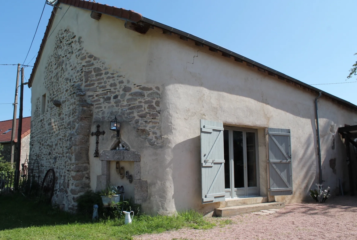 Maison de campagne avec gîte et grande grange sur +/- 3200 m2 de terrain à Echassieres 