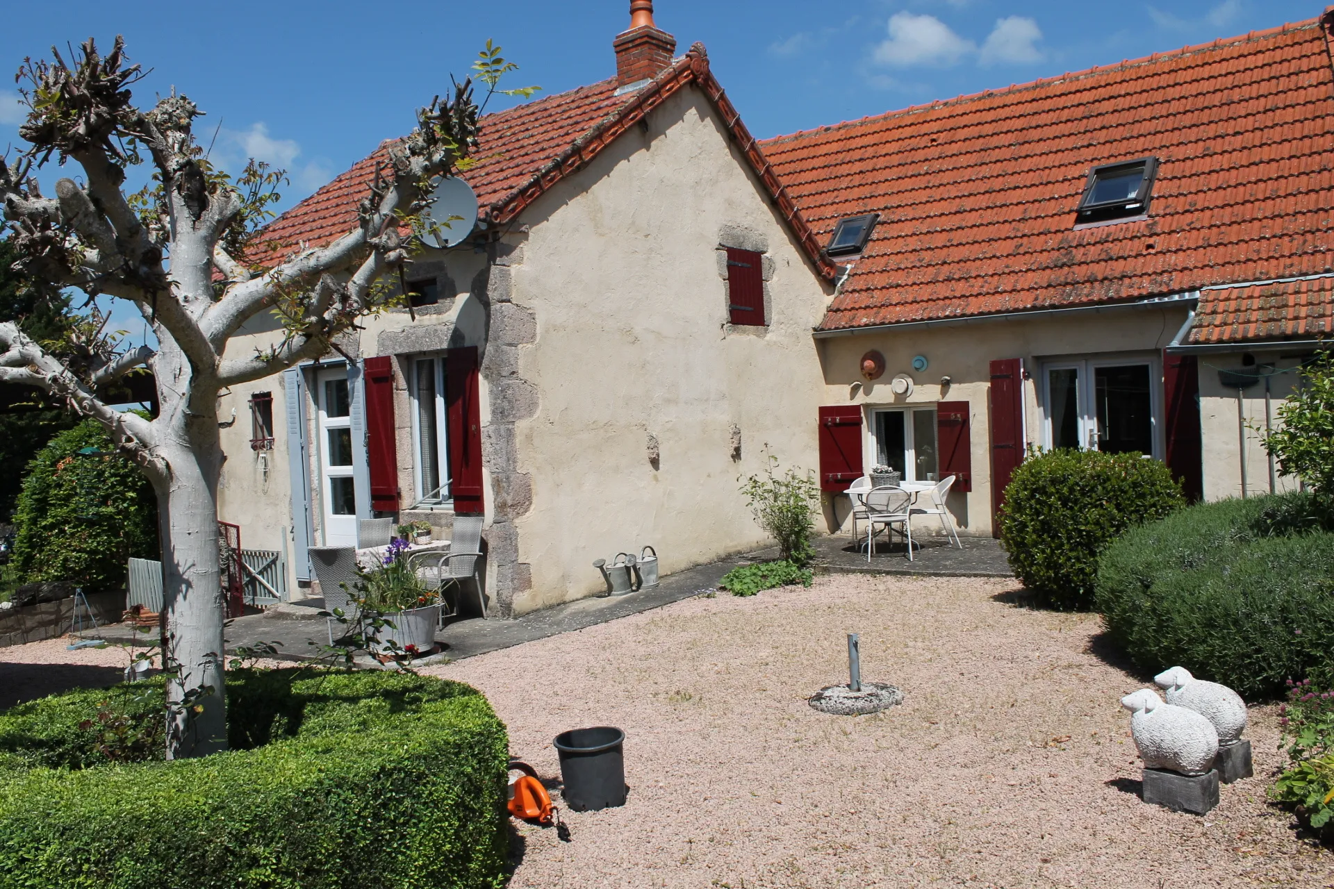 Maison de campagne avec gîte et grande grange sur +/- 3200 m2 de terrain à Echassieres 