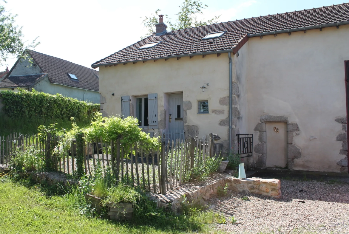 Maison de campagne avec gîte et grande grange sur +/- 3200 m2 de terrain à Echassieres 