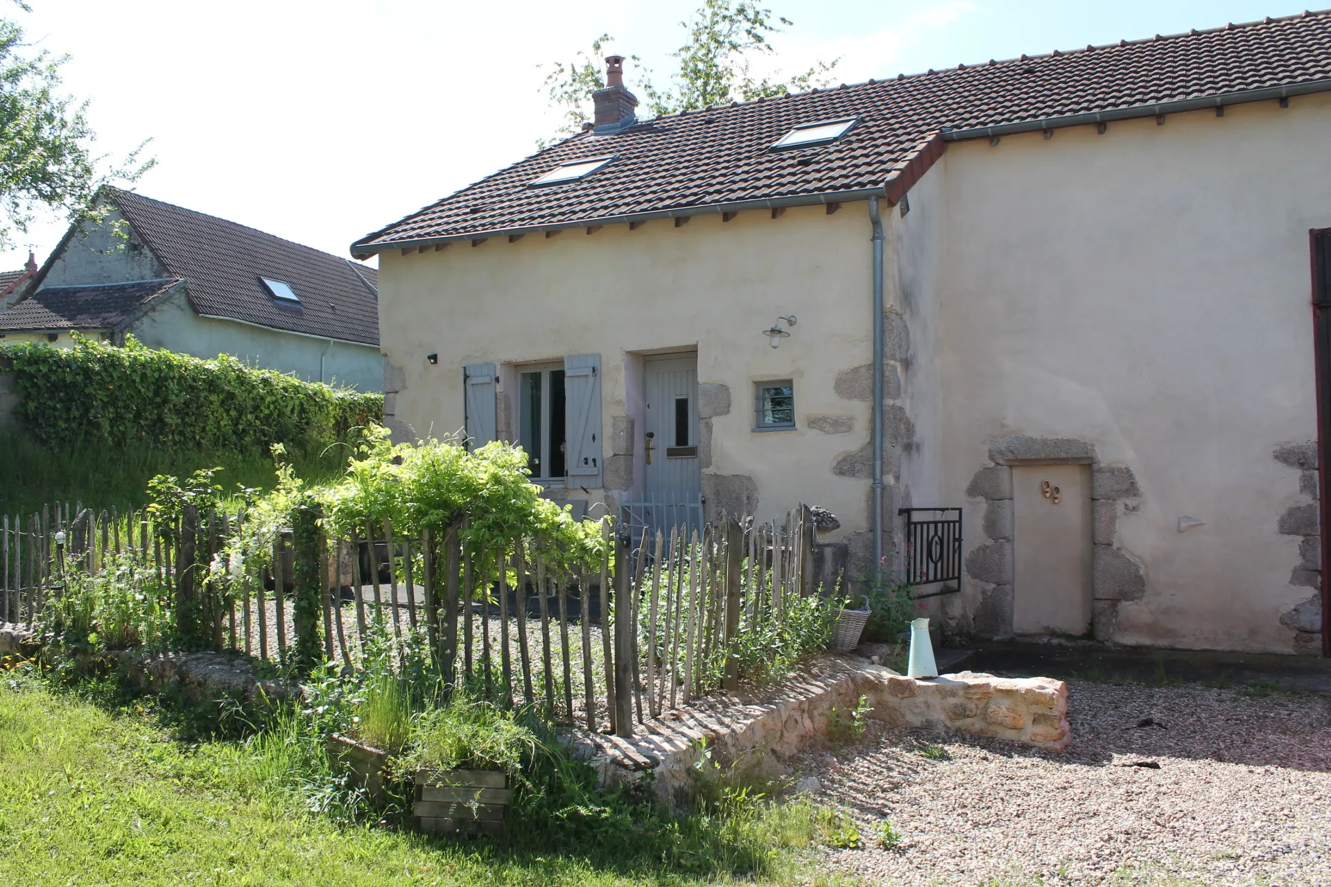 Maison de campagne avec gîte et grande grange sur +/- 3200 m2 de terrain à Echassieres 