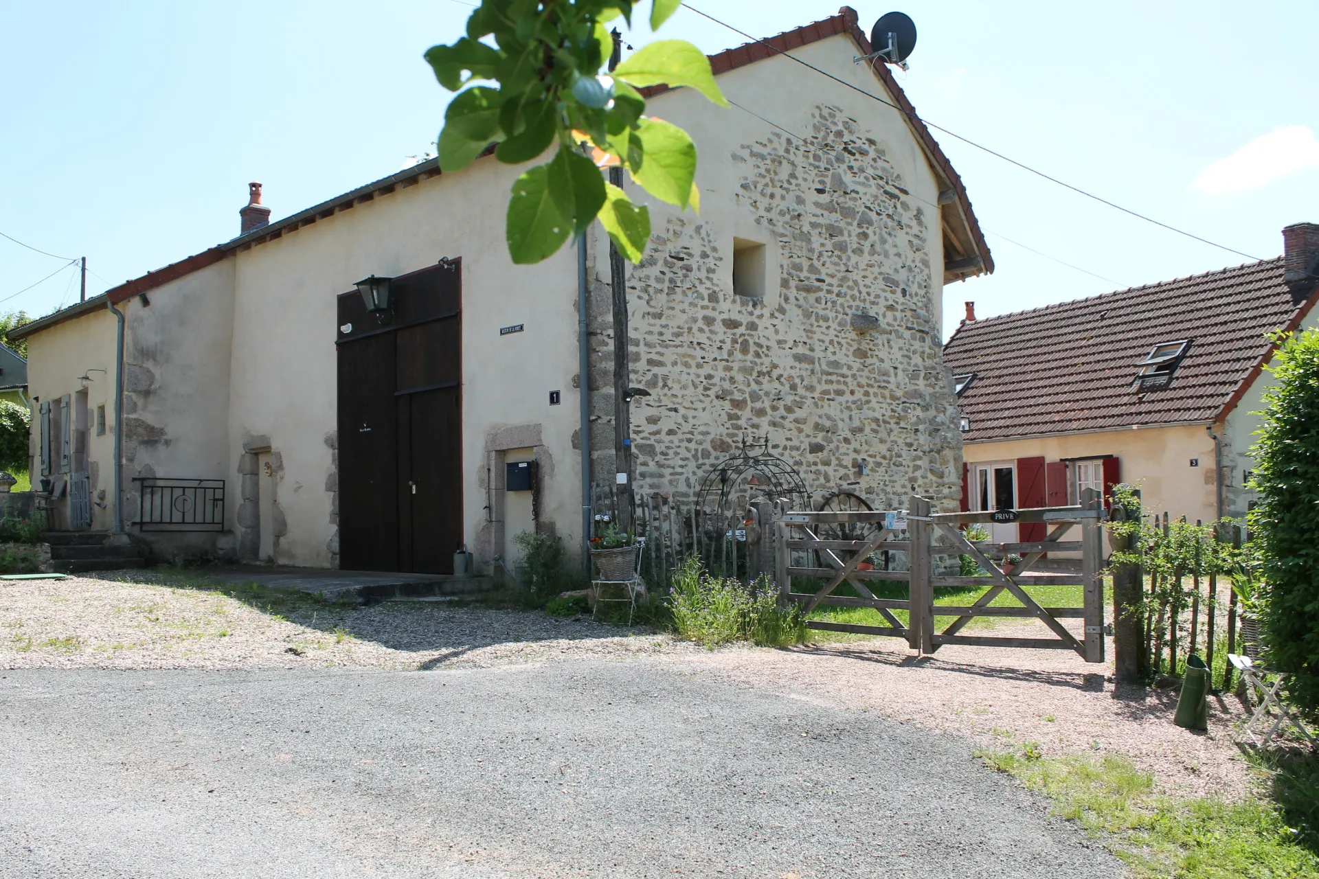 Maison de campagne avec gîte et grande grange sur +/- 3200 m2 de terrain à Echassieres 