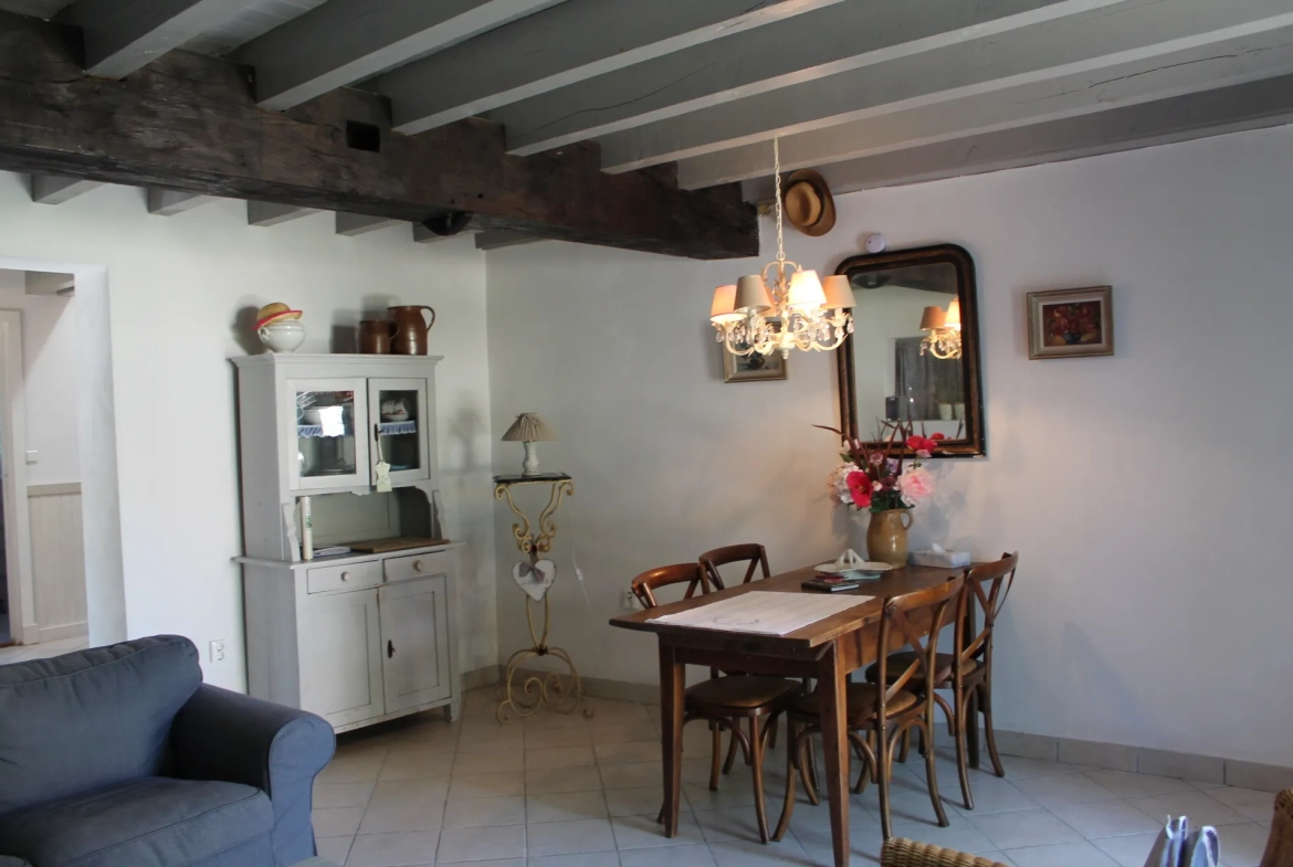 Maison de campagne avec gîte et grande grange sur +/- 3200 m2 de terrain à Echassieres 