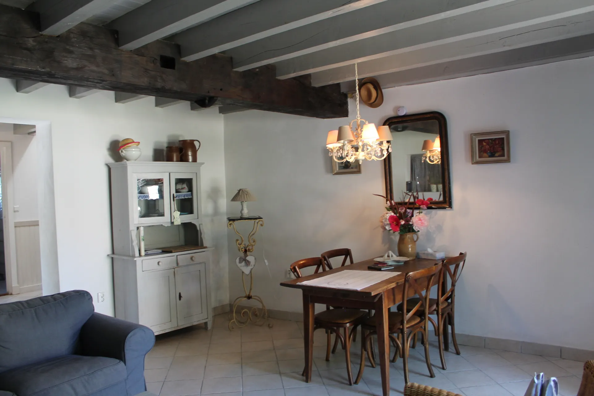 Maison de campagne avec gîte et grande grange sur +/- 3200 m2 de terrain à Echassieres 