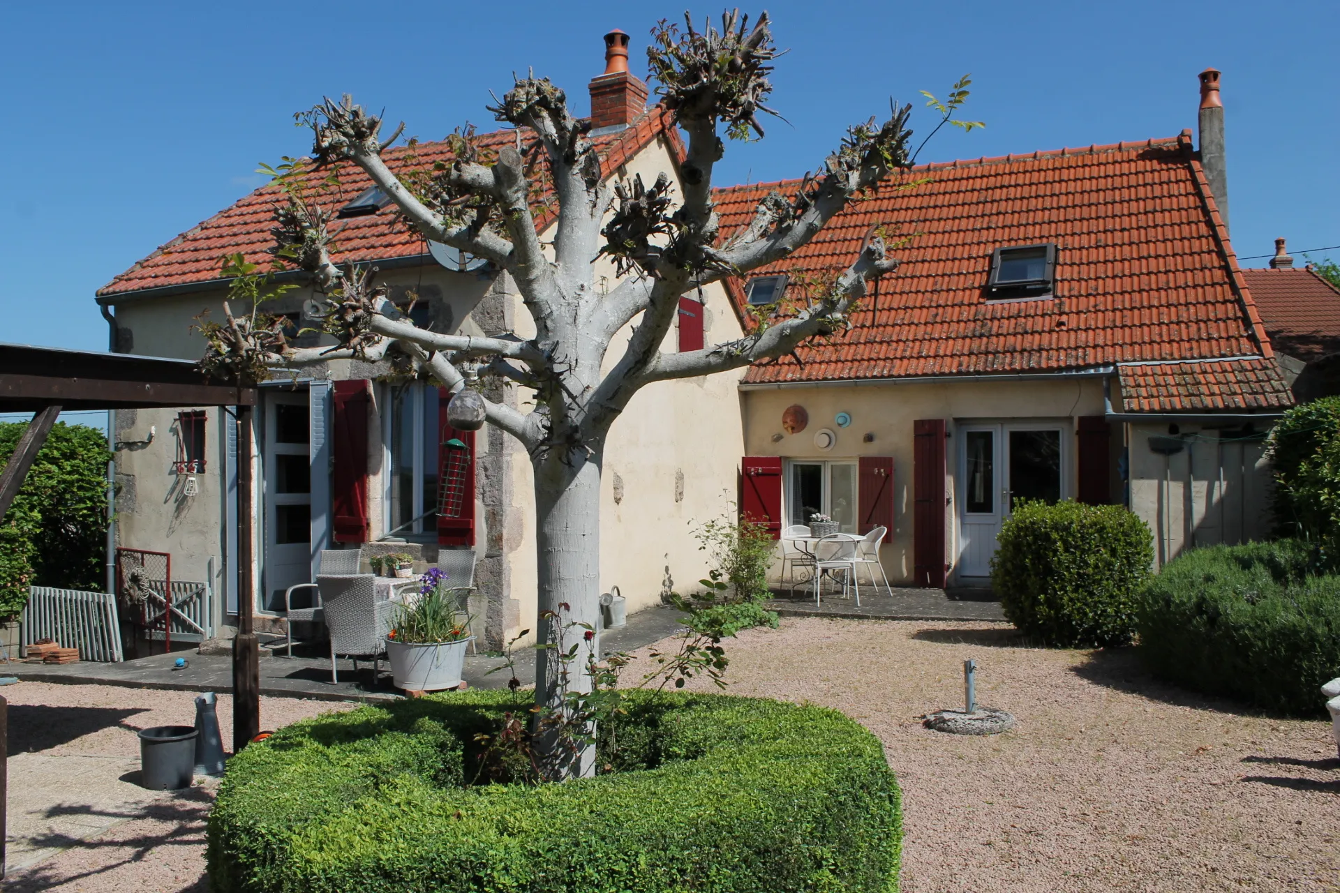 Maison de campagne avec gîte et grande grange sur +/- 3200 m2 de terrain à Echassieres 