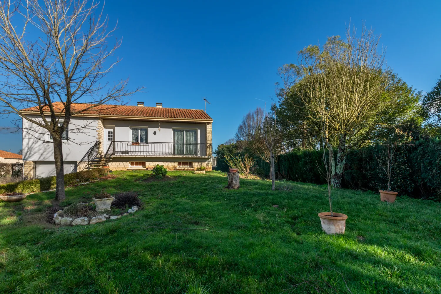 Maison 4 chambres à Corme-Royal avec jardin et garage 