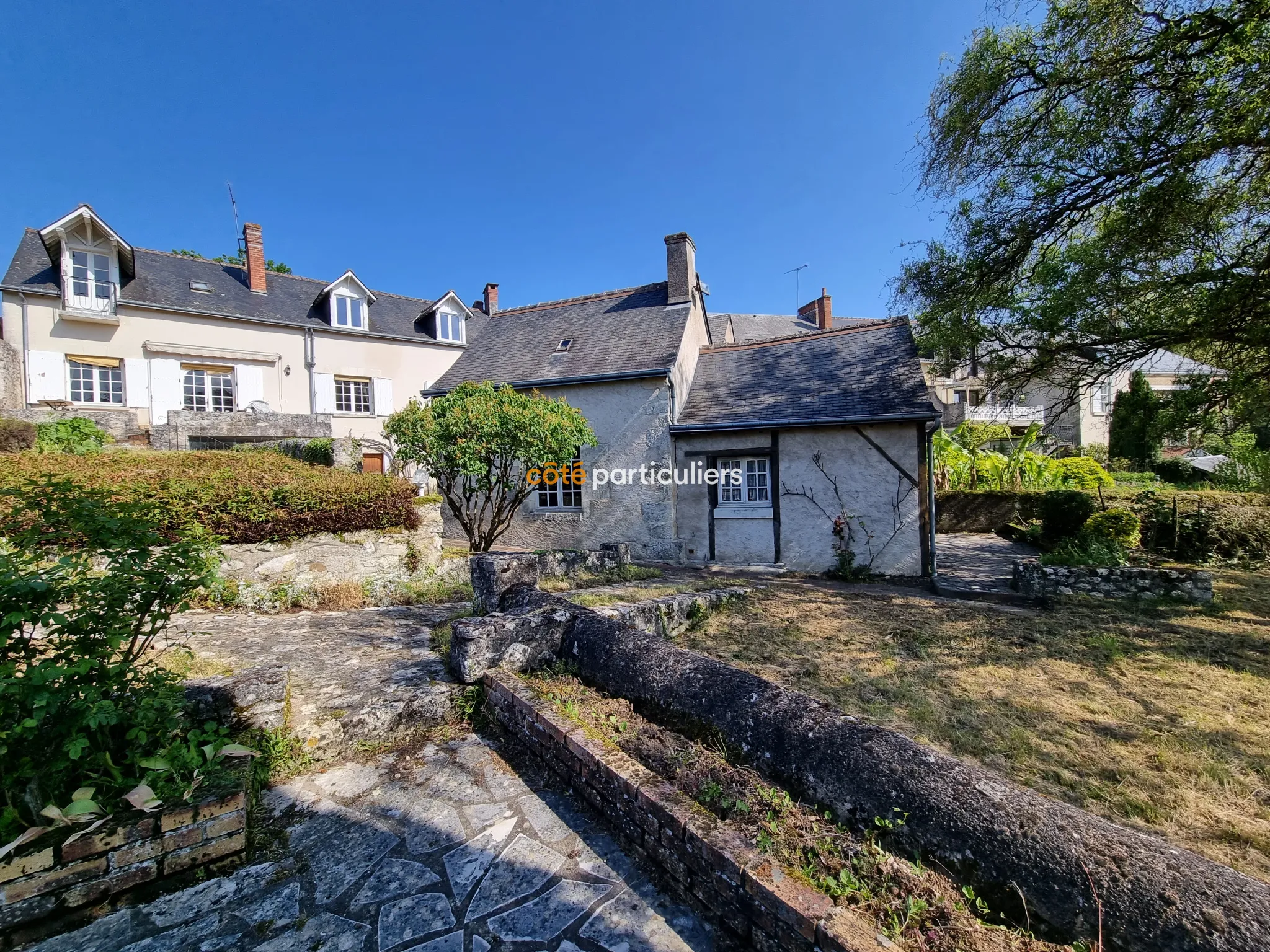 Maison de caractère au cœur du bourg de Semblancay 