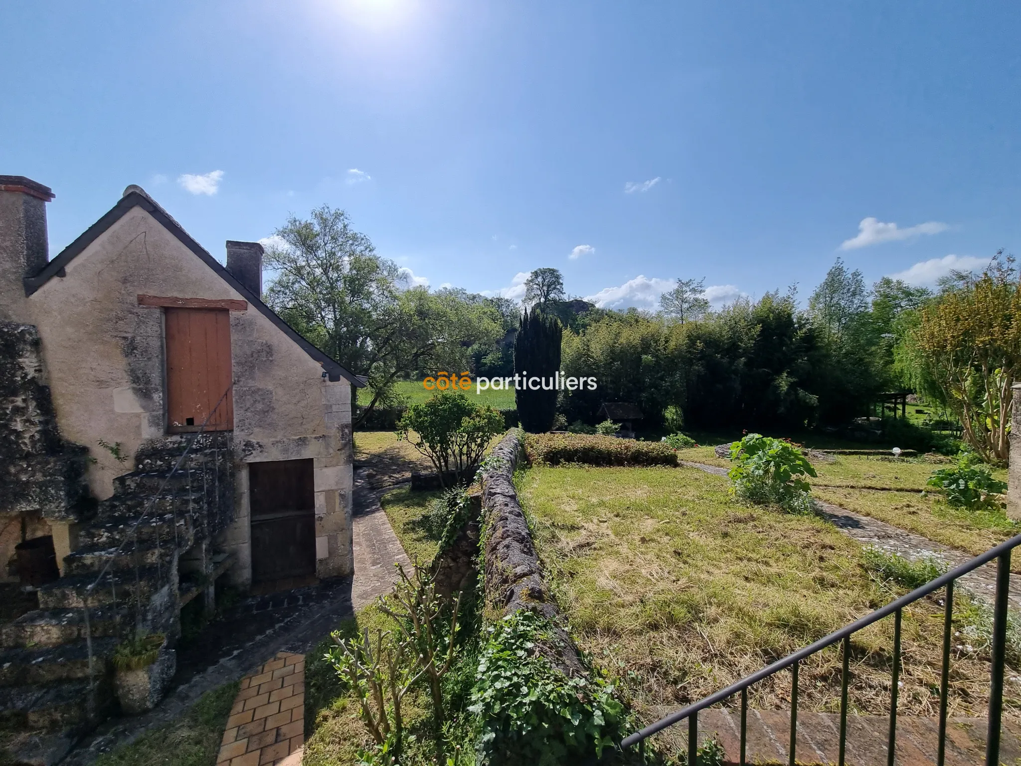 Maison de caractère au cœur du bourg de Semblancay 