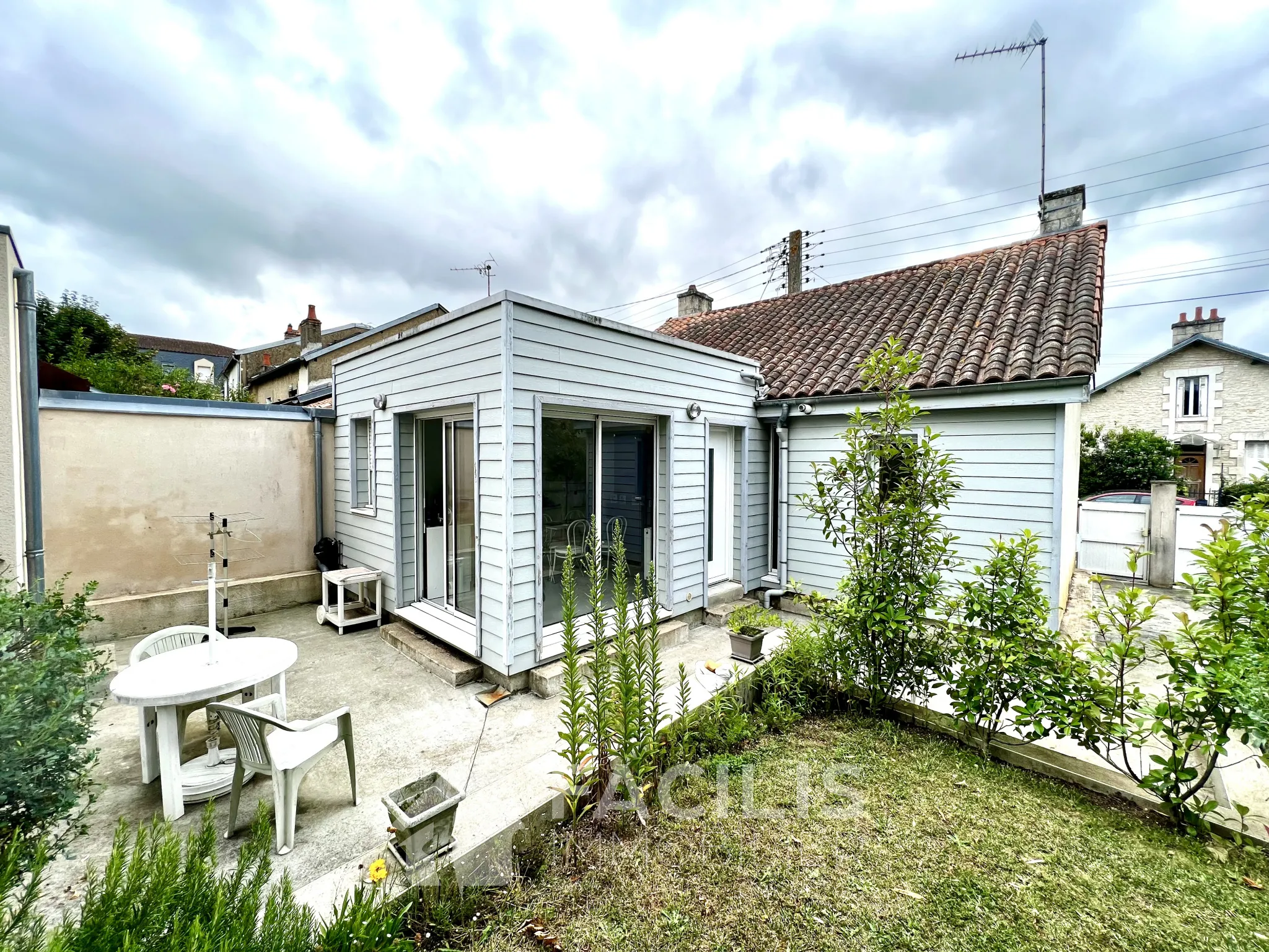 POITIERS (86000) - MAISON DE VILLE AVEC JARDIN - 59 m2 - 2 CHAMBRES 