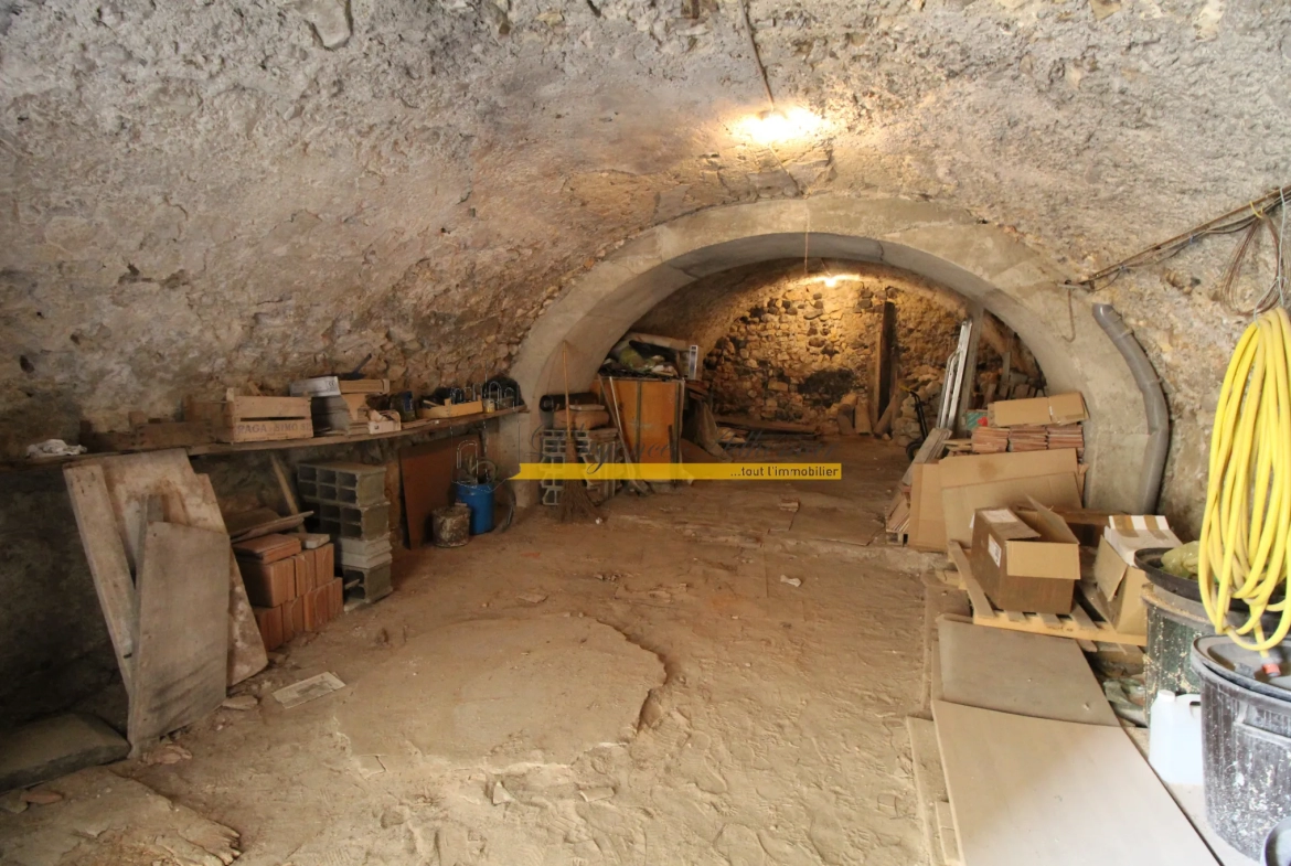 Maison de ville à Rochemaure avec terrasse, cave et garage 