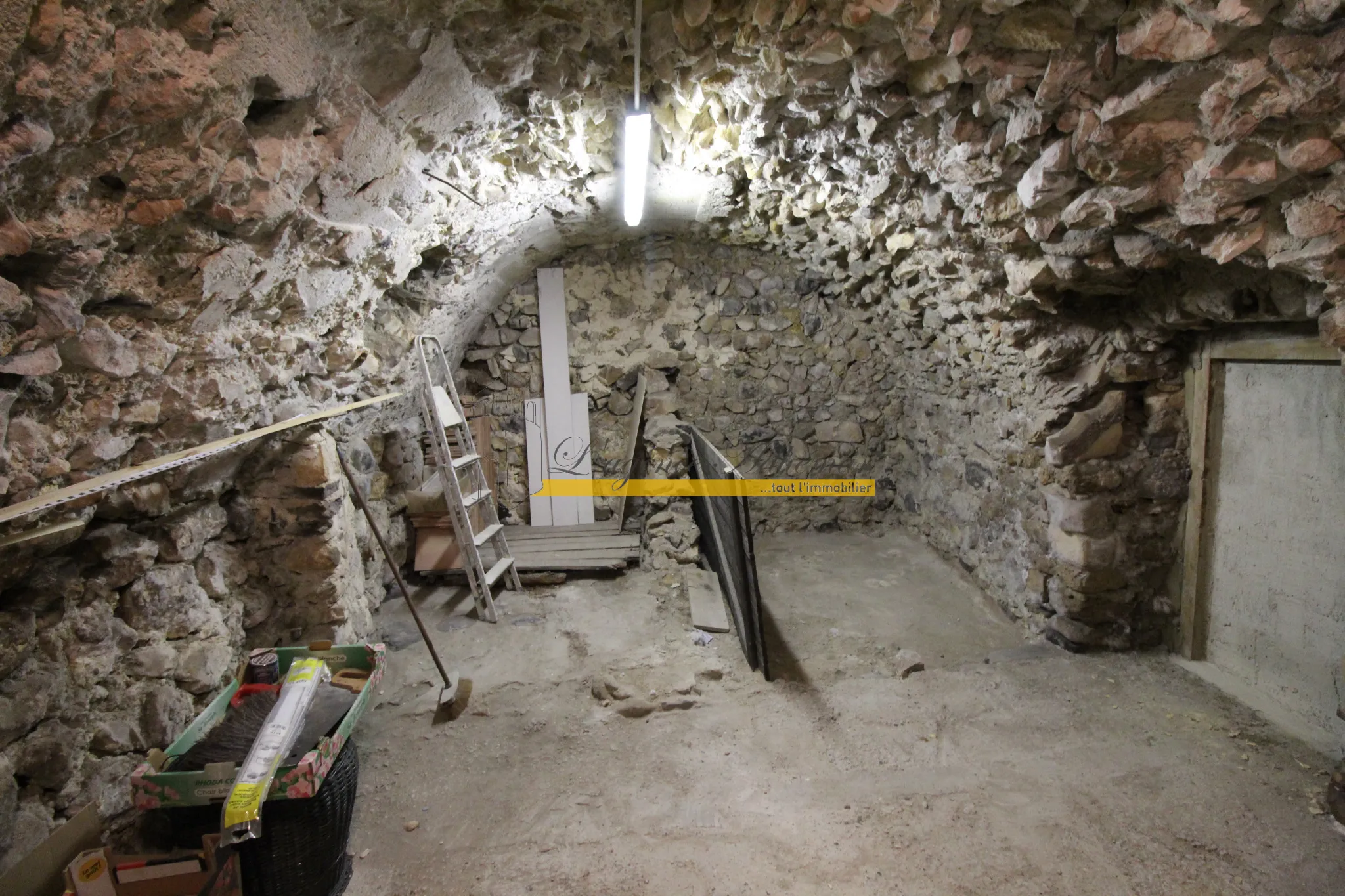 Maison de ville à Rochemaure avec terrasse, cave et garage 