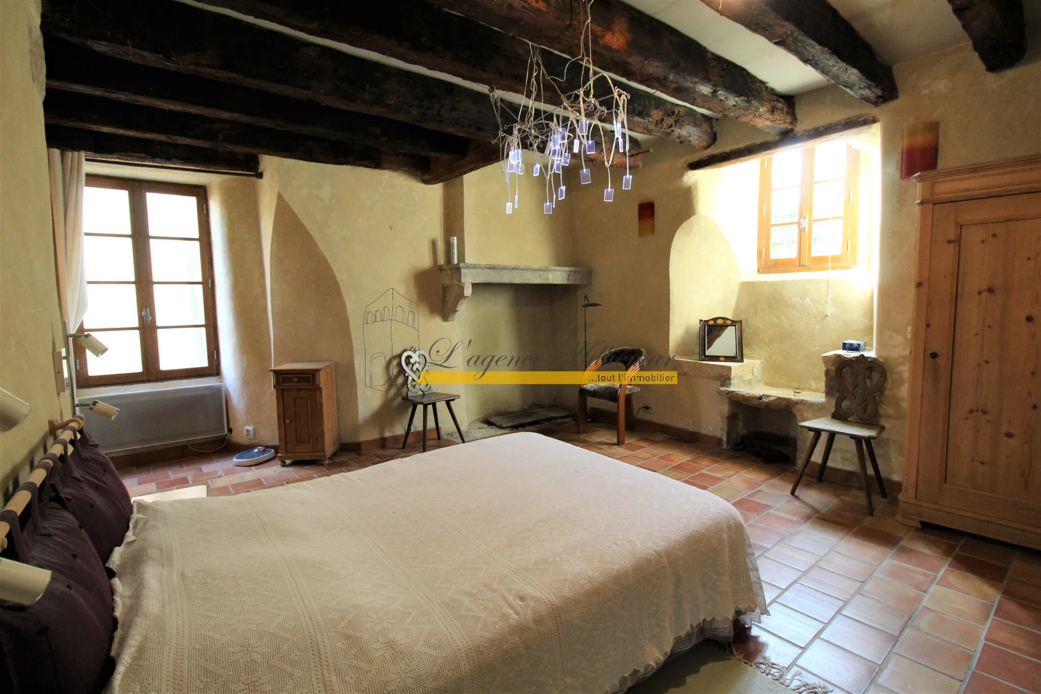 Maison de ville à Rochemaure avec terrasse, cave et garage 