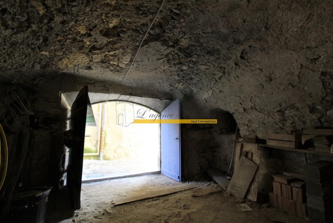 Maison de ville à Rochemaure avec terrasse, cave et garage 