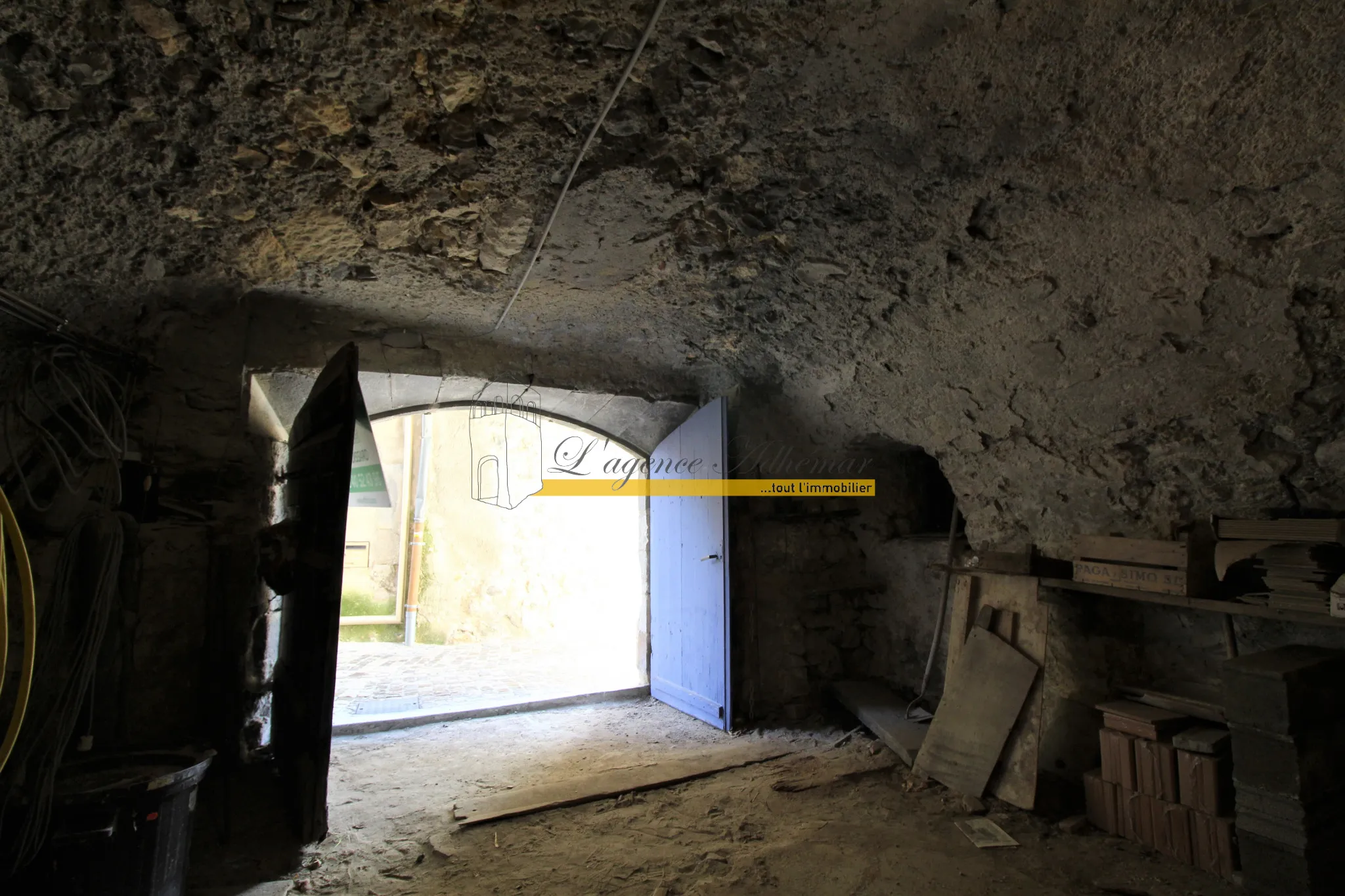 Maison de ville à Rochemaure avec terrasse, cave et garage 