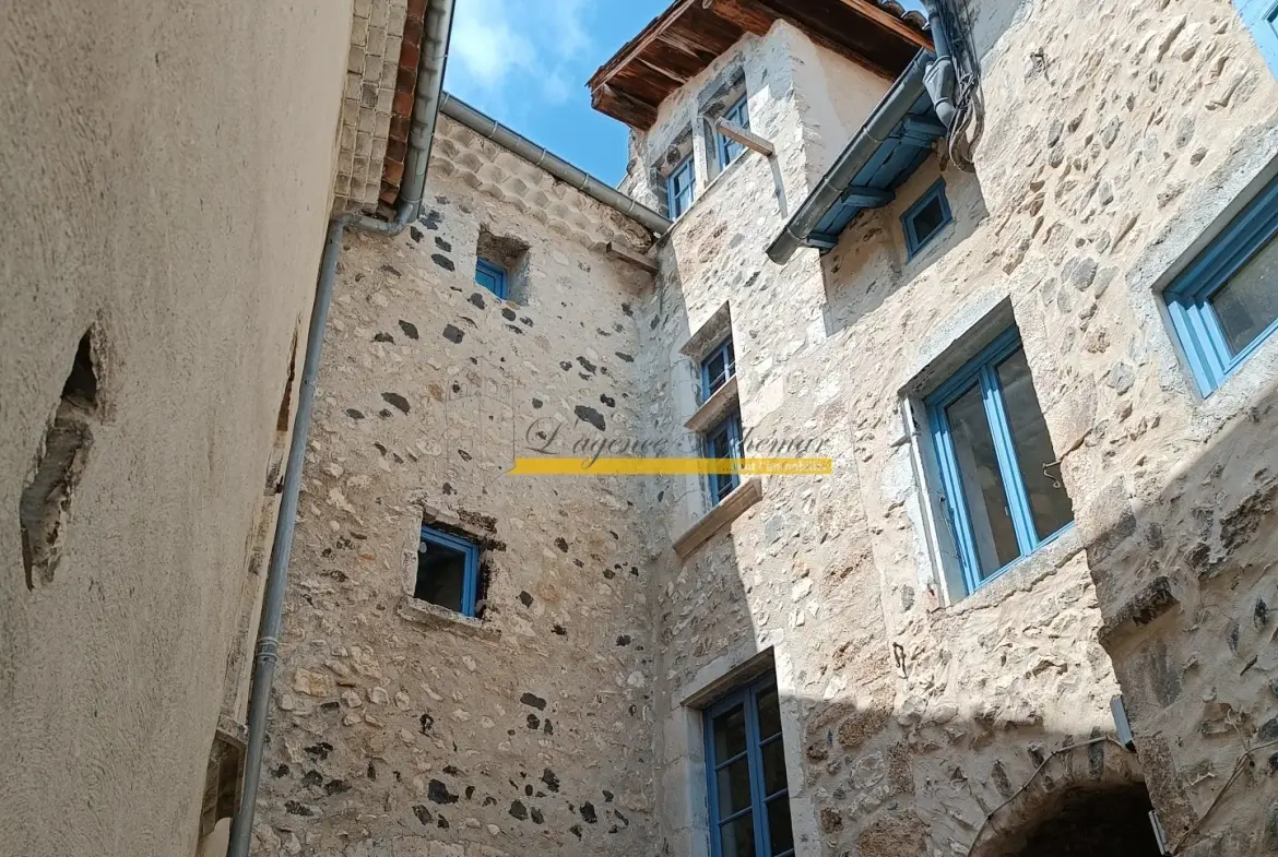 Maison de ville à Rochemaure avec terrasse, cave et garage 