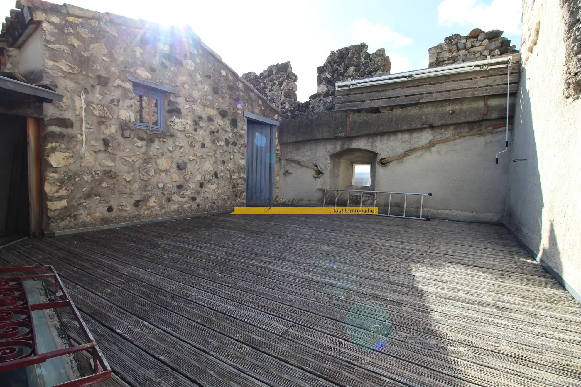 Maison de ville à Rochemaure avec terrasse, cave et garage 