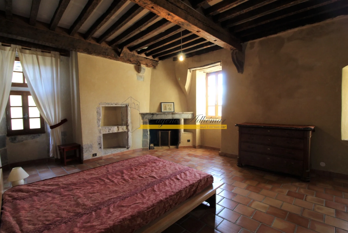 Maison de ville à Rochemaure avec terrasse, cave et garage 