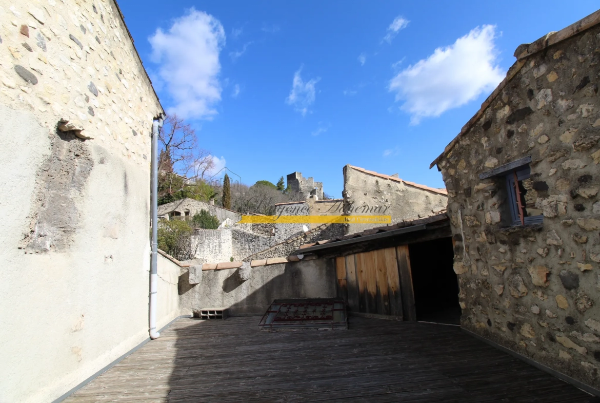 Maison de ville à Rochemaure avec terrasse, cave et garage 